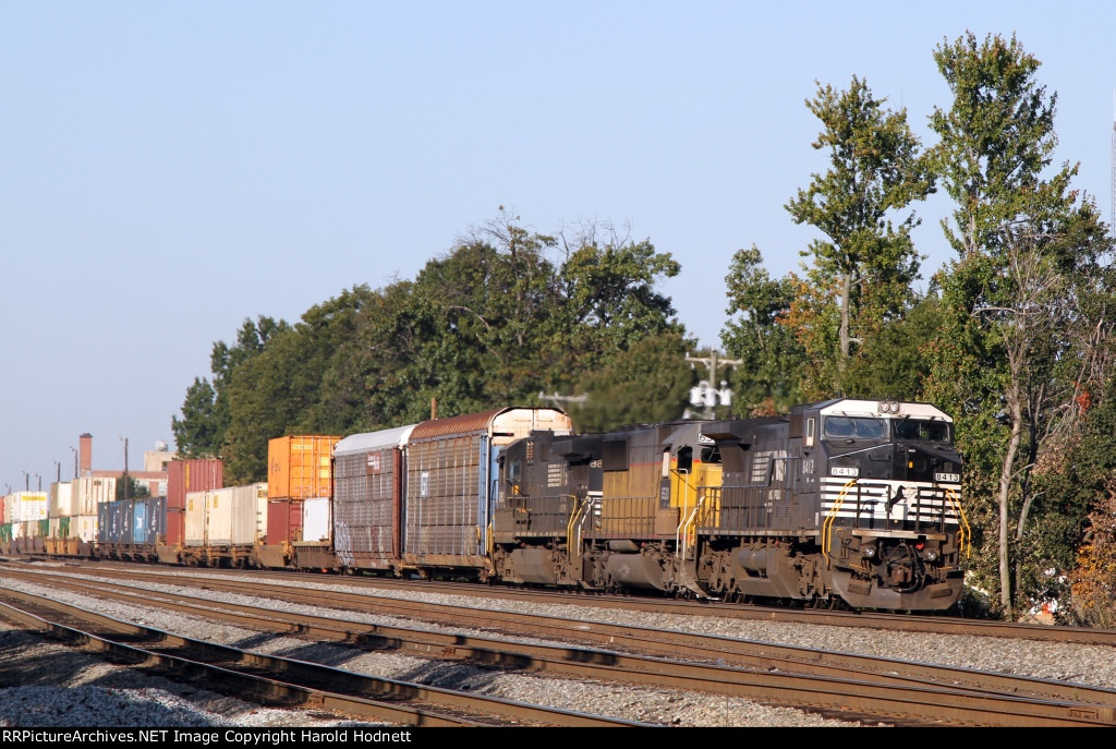 NS 8413 leads train 214 northbound